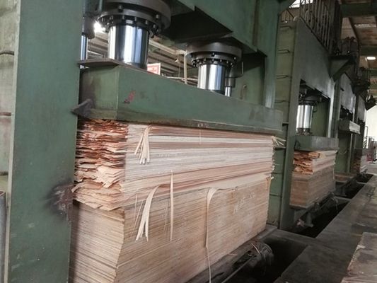 Fabbrica di veneer di legno di lusso di Santos di legno di rosa di foglio di veneer artificiale 2050-3200mm per strumenti musicali in Cina