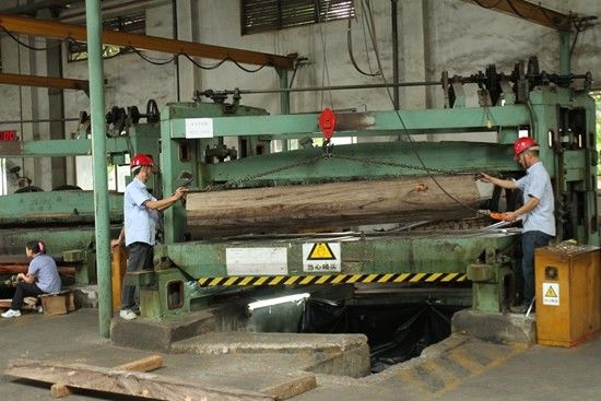 Fabbrica di veneer di legno di lusso di Santos di legno di rosa di foglio di veneer artificiale 2050-3200mm per strumenti musicali in Cina