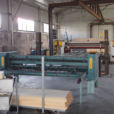 Il piano di legno artificiale della quercia bianca dell'impiallacciatura della decorazione ha tagliato il colore giallo-chiaro di H8252C