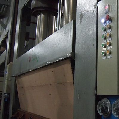 La quercia bianca H665C ha tagliato pianamente l'impiallacciatura di legno ricomposta per il fronte del Governo/rivestimento murale