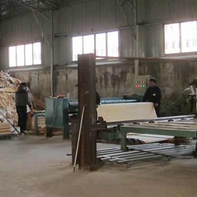 La fetta ricostituita dell'impiallacciatura H671s di legno della noce nera ha tagliato prezzo del grano verticale di tecniche il buon dalla fabbrica della Cina per la porta