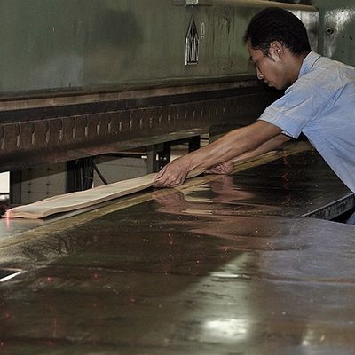 Linea di legno grano diritto del nero di contrasto dell'impiallacciatura del tek del grado del AAA per compensato operato