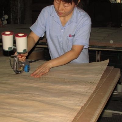 Il legno di quercia bianca americano del compensato operato impiallaccia la lunghezza del MDF di immaginazione del grano diritto/pannello truciolare 2745mm per il Governo