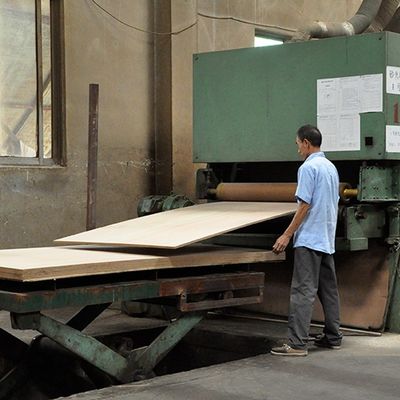 L'impiallacciatura del MDF basata grano bicolore operato della corona del hickory/pannello truciolare riveste 2440x1220mm di pannelli