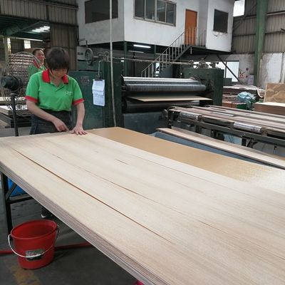 Il legno di quercia bianca americano del compensato operato impiallaccia la lunghezza del MDF di immaginazione del grano diritto/pannello truciolare 2745mm per il Governo
