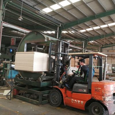 Compensato operato naturale affrontato/Mdf/fabbrica di Ash Crown Wood Veneer E0/E1 della Cina di lunghezza su misura truciolato